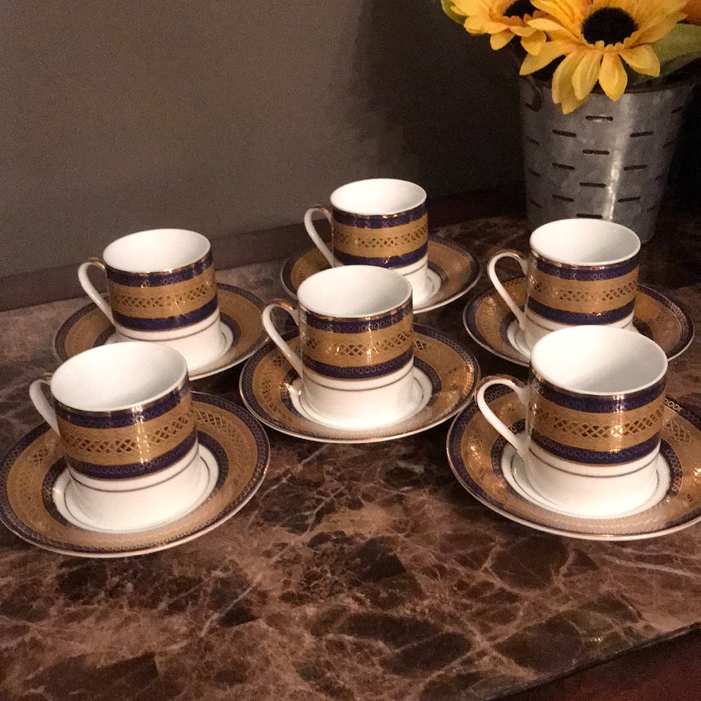 New! Fine Italian design Demi-Tasse set